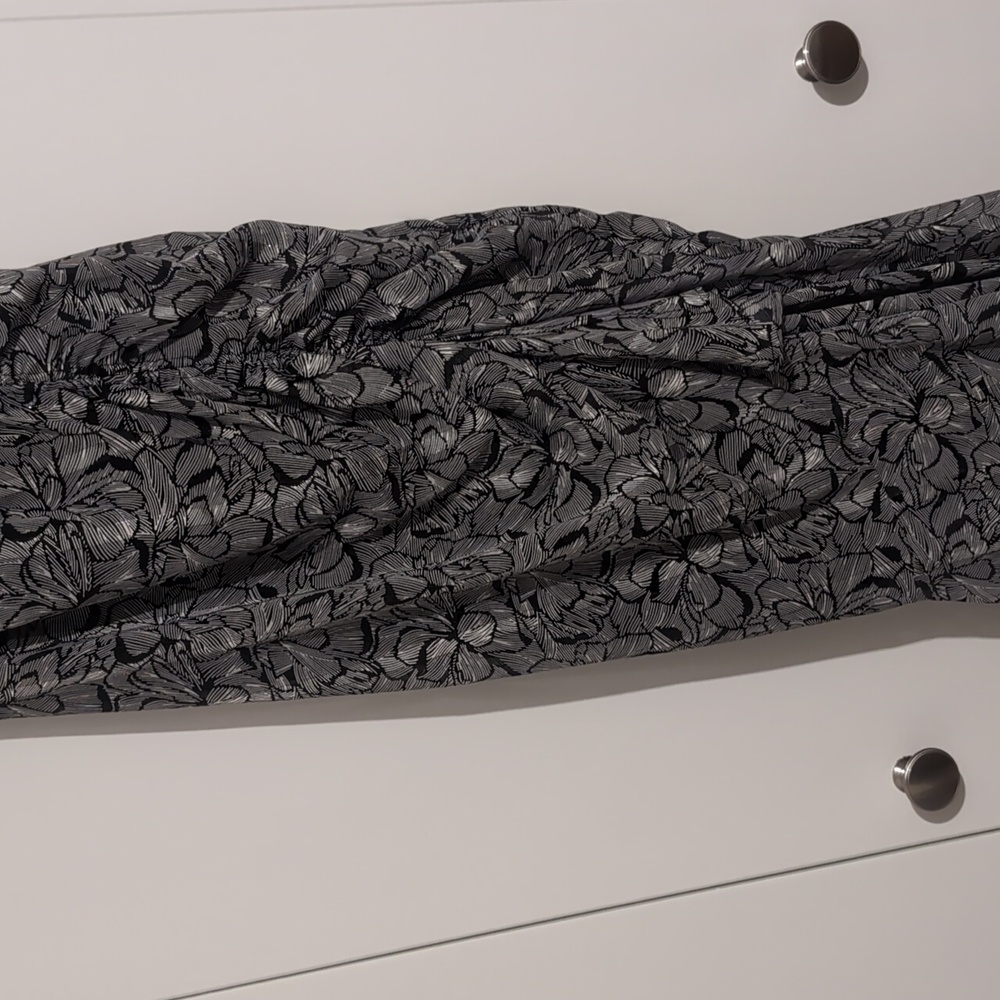ASTR Black Floral Ruched V-Neck Sleeveless Midi Dress Metallic Size Small - Picture 5 of 10